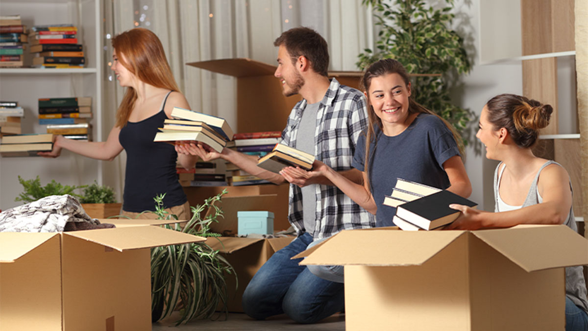 estudantes a arrumarem livros